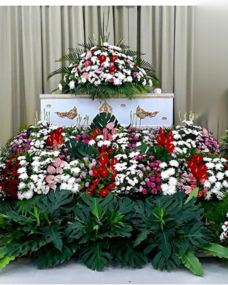 ดอกไม้สดโทนขาวประดับในงานทำบุญอุทิศส่วนกุศล
