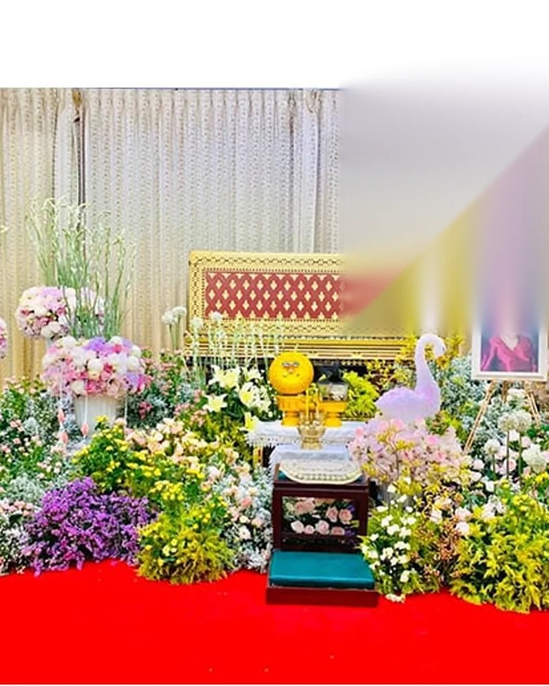 โต๊ะหมู่และดอกไม้ประดับหน้าโลงในพิธีฌาปนกิจ