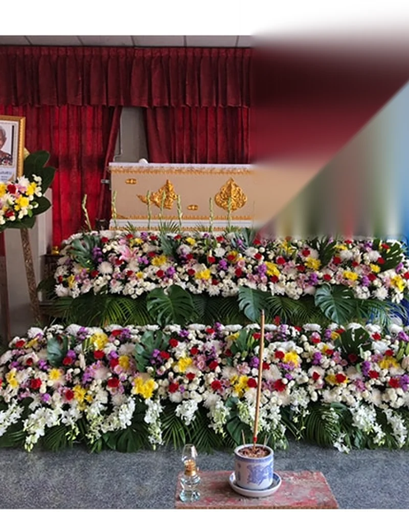 ดอกไม้หน้าหีบศพจัดเต็มหน้าศาลาวัดสำหรับงานสวดพระอภิธรรม