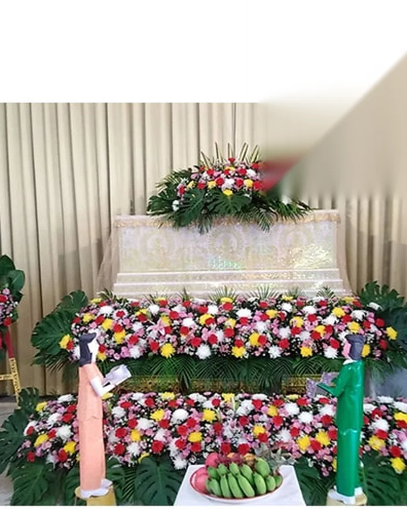 การจัดดอกไม้รอบหีบศพในงานบำเพ็ญกุศลตามธรรมเนียมไทยพุทธ